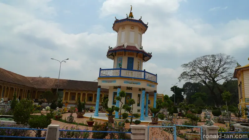 1 Day Cao Dai Temple & Cu Chi Tunnels Tour