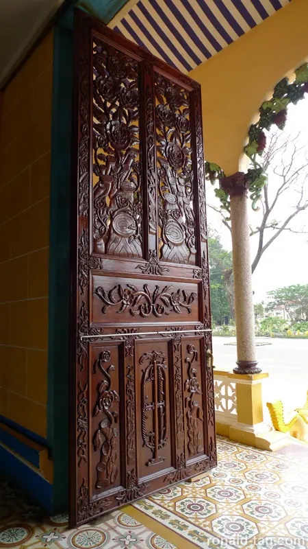 1 Day Cao Dai Temple & Cu Chi Tunnels Tour